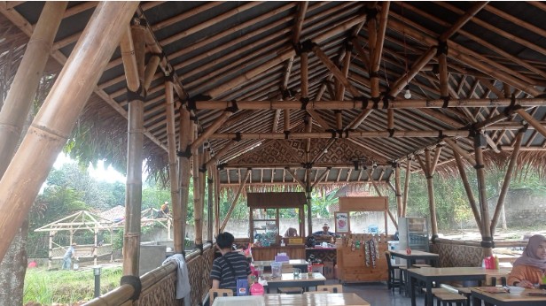 saung bambu kafe