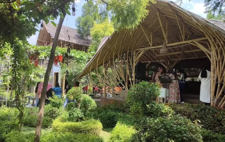 rumah saung bambu unik