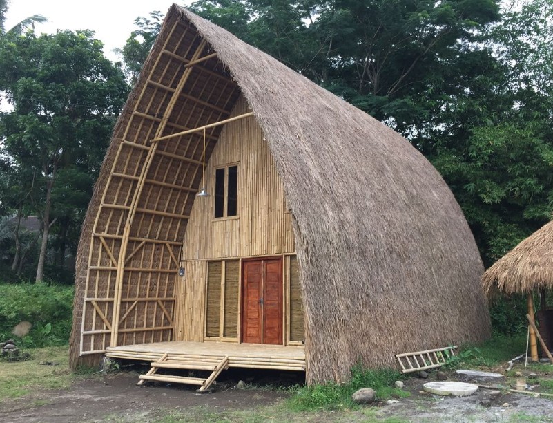 rumah saung bambu
